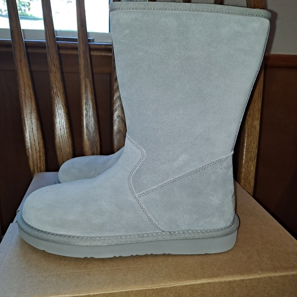 Women's size 6 gray UGG boots - Picture 3 of 6